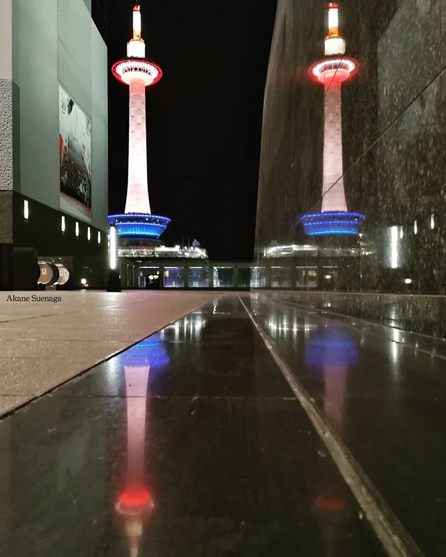 4本の 京都タワー インスタは上下が切れるのが残念なん インスタグラムより 世界写真旅行 海外 国内のおでかけやグルメも Byフォトグラファーakanesuenaga 末永あかね